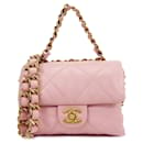 Bolsa Chanel rosa acolchoada em pele de cordeiro com alça superior e bolsa com aba