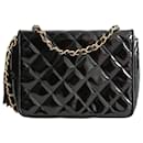 Chanel vintage Mini Matelassè shoulder bag in black patent leather