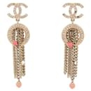 BOUCLES D'OREILLES CHANEL 2021 PENDANTES LOGO CC CHAINES STRASS EARRINGS - Chanel