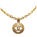 Collar redondo Chanel Coco Mark chapado en oro en excelente estado