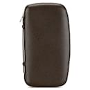 Portefeuille long Louis Vuitton Taiga Organizer Atoll M30658 en très bon état