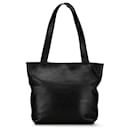 Bolso tote CC Chanel de piel de cordero en relieve negro