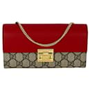 Portefeuille continental Gucci GG Supreme sur une chaîne pochette rouge rose