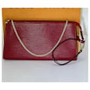 Bolso Louis Vuitton Epi 24 Pochette Accessories Bolso bandolera de piel rojo Usado