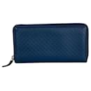 Pochette portefeuille bleue à fermeture éclair Gucci Micro Guccissima