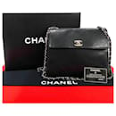 Bolso de hombro de cuero de cordero matelassé Chanel de 26 cm con cadena 59289 en excelente estado