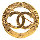 Broche redondo vintage da Chanel com o logotipo Coco banhado a ouro em ótimo estado