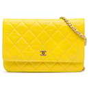 Portefeuille classique Chanel jaune sur sac à bandoulière chaîne