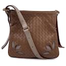 Bolso de hombro tejido de cuero intrecciato con aberturas en beige - Bottega Veneta