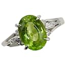 Anel em platina Pt900 com peridoto de 2,98 ct e diamante de 0,18 ct em excelente estado - & Other Stories