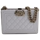 Minaudière Chanel Boy en cuir verni blanc matelassé avec chaîne