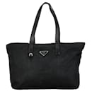 Prada Nylon-Leder-Handtasche mit Dreieckslogo-Plakette in gutem Zustand