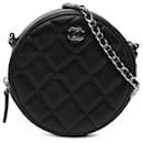 Clutch redondo em couro de cordeiro matelassado preto CC da Chanel com corrente