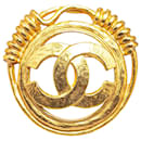 Broche CC en or plaqué Chanel