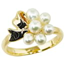 Anello a grappolo di perle Mikimoto in oro 18k. Anello in metallo in ottime condizioni.