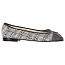 Bailarinas Chanel CC con punta en cap y lazo en tweed gris