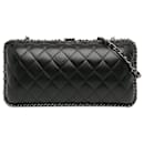 Sac à bandoulière en cuir d'agneau matelassé noir Chanel avec chaîne autour