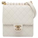 Borsa a tracolla piccola in pelle di agnello bianca Chanel Chic Pearls Flap