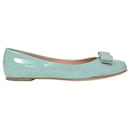 Ballet Varina Bow de Salvatore Ferragamo en cuir verni bleu clair