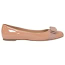 Ballet Varina Bow de Salvatore Ferragamo en cuir verni nude