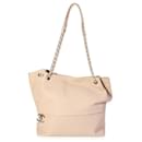 Bolso tote Chanel de piel de ternera acolchada beige con cremallera y asas