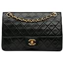 Bolso de hombro de doble solapa en piel de cordero acolchada negra Chanel mediano