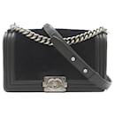 Bolsa de ombro Chanel Boy Chain em couro 23195690 em muito bom estado