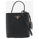 Bolso tipo bucket de cuero Saffiano negro de Prada