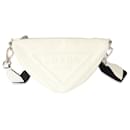 Bolso cruzado triangular de cuero blanco Prada