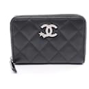 Porte-monnaie zippé Chanel CC en cuir en excellent état