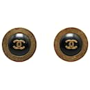 Boucles d'oreilles Chanel en métal doré plaqué avec logo CC