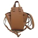 Borsa a spalla Loewe Hammock Drawstring Mini in pelle 31430V07 2530 in ottime condizioni