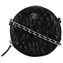 Runde Clutch aus schwarzem Ziegenleder Camellia mit Kette von Chanel