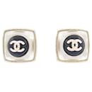 NEUF BOUCLES D'OREILLES CHANEL CARRE LOGO CC & STRASS EN METAL DORE EARRING - Chanel