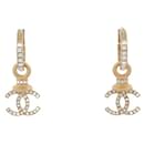 NEUF BOUCLES D'OREILLES CHANEL PENDANTES LOGO CC & STRASS METAL EARRINGS - Chanel