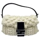 Bolso de mano Fendi Mamma Bucket de lana en negro y blanco