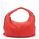 Bolso de hombro de cuero perforado Intrecciato Hobo de Bottega Veneta en Rosso