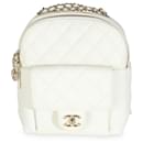 Mochila Chanel pequena CC Day em caviar branco matelassado