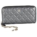 Cartera con cremallera de piel de cordero acolchada metálica gunmetal de Chanel