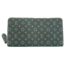 Louis Vuitton Zippy wallet