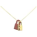 Collier motif cadenas Hermes Kelly PM or rouge vin en très bon état - Hermès