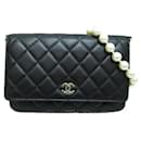 Bolso de hombro de cuero acolchado Chanel CC con cadena de perlas en muy buen estado