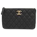 Pochette zippée en cuir caviar matelassé Chanel en excellent état