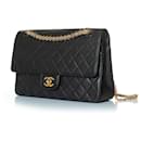 Chanel, bolso de hombro de cuero acolchado atemporal