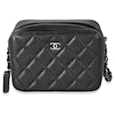 Sac à caméra zippé carré en caviar matelassé noir Chanel