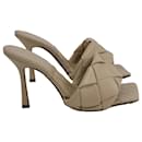 Mule Lido in pelle beige di Bottega Veneta