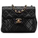 Chanel Mini Square Preto Clássico em Couro de Cordeiro com Flap Único