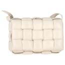 Bolsa Cassette Padded Bottega Veneta em couro de cordeiro branco