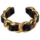 Bracelet manchette en cuir doré vintage Chanel Victoire De Castellane