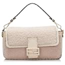 Borsa Baguette Selleria in shearling crema di Fendi